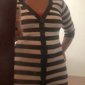 Sweater with black and white stripes fitted.